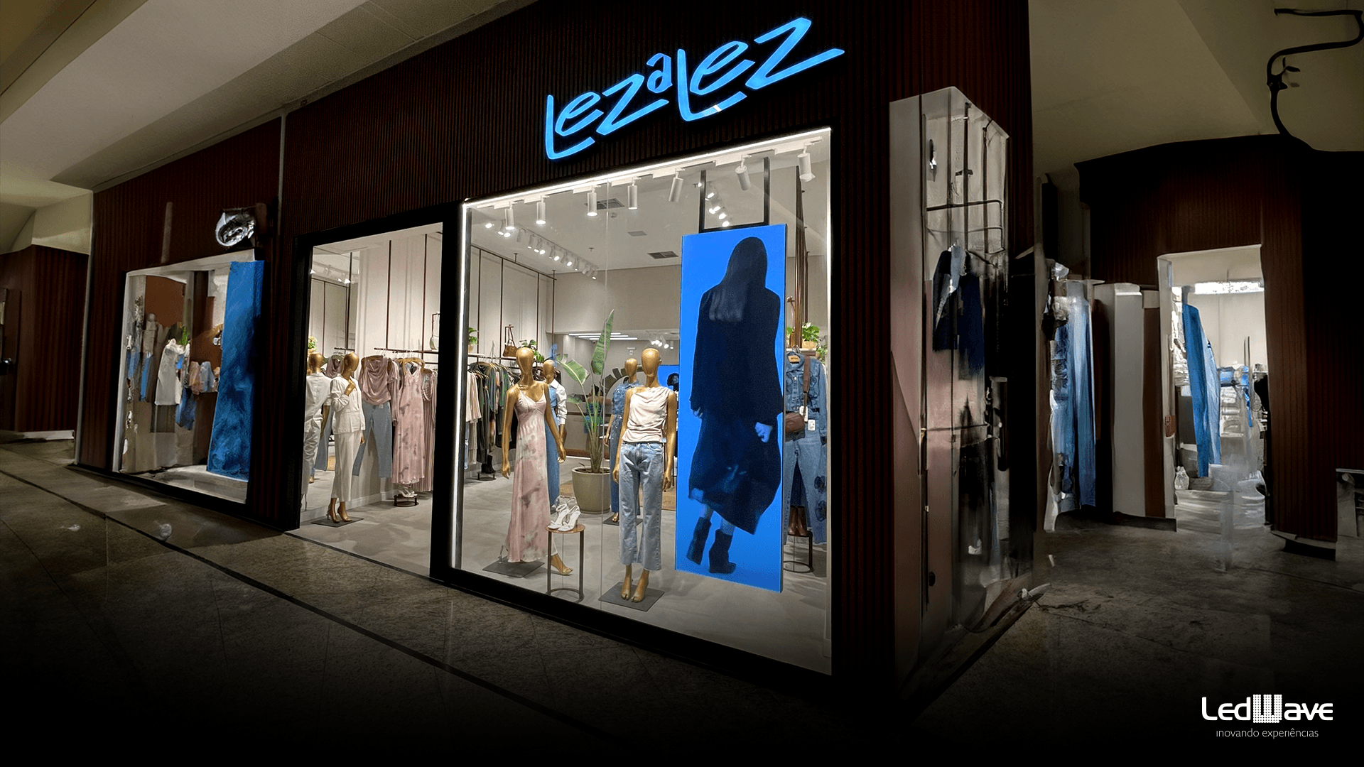 Telas digitais da Yelooh em corredores de shoppings centers movimentados